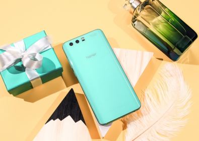 Представяне на  Honor 9 Premium в яркосин цвят