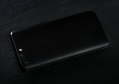 OnePlus 5T е без безжично зареждане – това е добра идея
