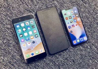 Макет на iPhone X Plus с 6.5-инчов екран един до друг заедно с iPhone X и iPhone 8 Plus