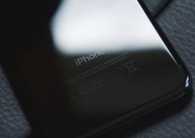 Apple потвърди контролираното "забавяне" на стария iPhone
