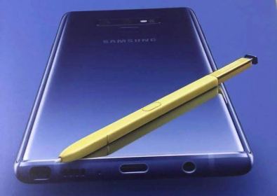 Синият Samsung Galaxy Note 9 с жълт стилус  S pen на постер 