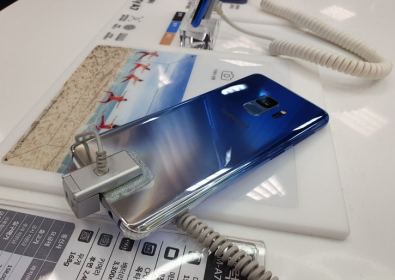 Градиентен  Samsung Galaxy S9 Polaris Blue в реални снимки