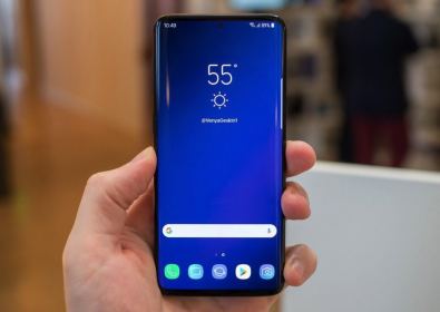 Разглеждане на Samsung Galaxy S10 + в сравнение с iPhone X и Mate 20 Pro