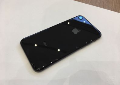 Apple подготвя четири iPhones 2020, включително и заместника на iPhone SE