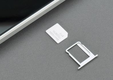 Непроверен слух твърди, че iPhone 15 Pro няма да има физически слот за SIM карта 