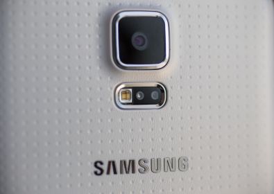 Samsung пуска смартфон с две основни камери 