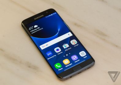 Сензорният екран на Galaxy S7 пази от капки, но не работи под вода