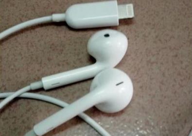 Светещи слушалки за iPhone 7 в снимки и подробности  за батерията