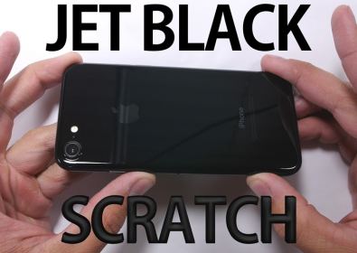 iPhone 7 в цвят Jet Black се надрасква много лесно (видео)