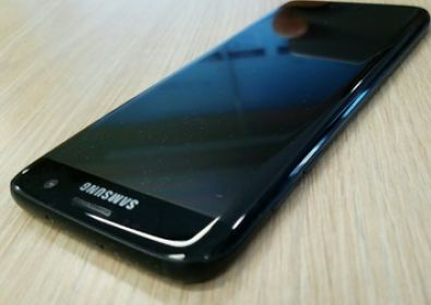 Глaнцирaният Samsung Galaxy S7 Edge в стила на iPhone 7 Jet Black (на снимка)