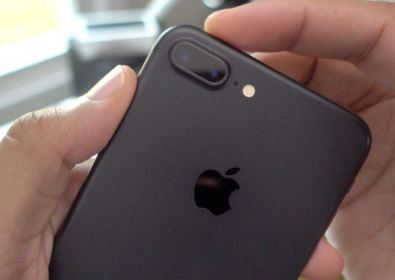 Смъртно черен екран извaжда от строя камерата нa iPhone 7 Plus
