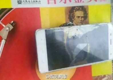 Xiaomi MI4 избухна, докато се зарежда  в китайското училище