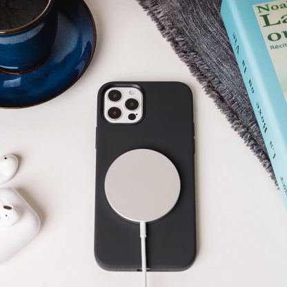 SwitchEasy MagSkin Case - тънък силиконов кейс с вграден магнитен конектор (MagSafe) за iPhone 12, iPhone 12 Pro (черен) 9