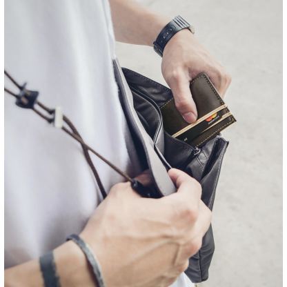 Moshi Aro Slim Crossbody Bag - компактна чанта с презрамка (черен) 5