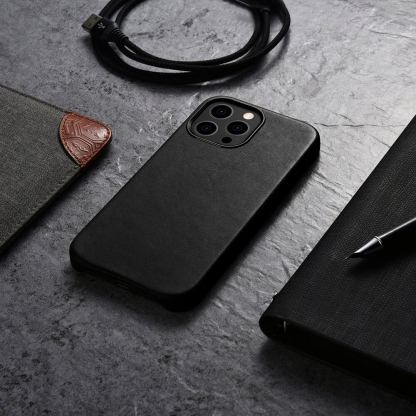 iCarer Leather Oil Wax MagSafe Case - кожен (естествена кожа) кейс с MagSafe за iPhone 13 Pro (черен) 12