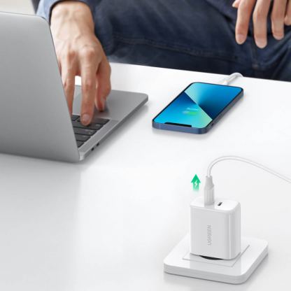 Ugreen Travel Wall Charger Power Delivery 40W - захранване за ел. мрежа смартфони и таблети с 2xUSB-C изхода и с технология за бързо зареждане (бял) 4