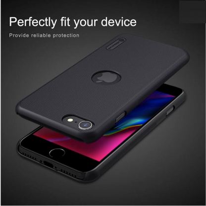 Nillkin Super Frosted Logo Cutout Case - поликарбонатов кейс с поставка за iPhone SE (2022), iPhone SE (2020), iPhone 8, iPhone 7 (черен) 5