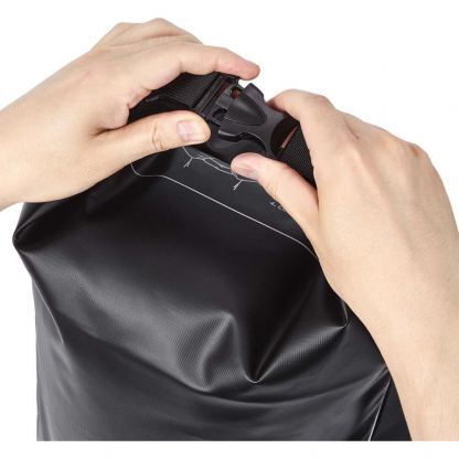 Spigen A630 Universal Waterproof Bag Set IPX8 10L - комплект водонепромокаеми чанти с презрамка за мобилни устройства (2 броя) (черен) 5