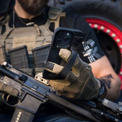 Tactical Camo Troop Cover - хибриден удароустойчив текстилен кейс с лента за ръка за iPhone 14 (черен) 5