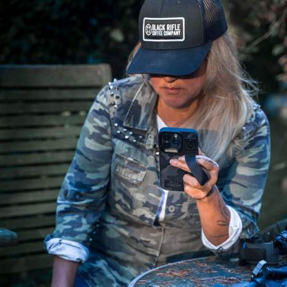 Tactical Camo Troop Cover - хибриден удароустойчив текстилен кейс с лента за ръка за iPhone 14 (черен) 6