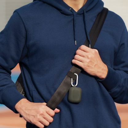 Uniq Vencer Silicone Hang Case - силиконов (TPU) калъф с карабинер и силиконово въженце за Apple AirPods Pro 2 (оранжев) 6