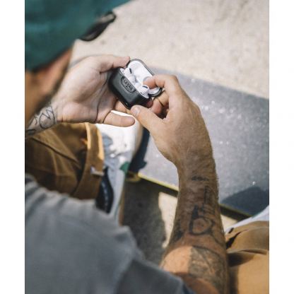 Gear4 AirPods Pro Apollo Silicone Case - силиконов калъф с карабинер за Apple AirPods Pro (жълт) 4