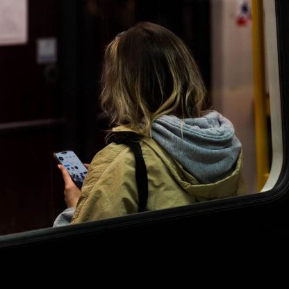 Ringke Privacy Full Cover Tempered Glass - калено стъклено защитно покритие с определен ъгъл на виждане за дисплея на iPhone 15 Pro Max (черен-прозрачен) 13