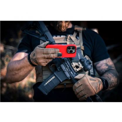 Tactical MagForce Aramid Bloody Mary Limited Edition Case - кевларен кейс с MagSafe за iPhone 16 (червен) 5