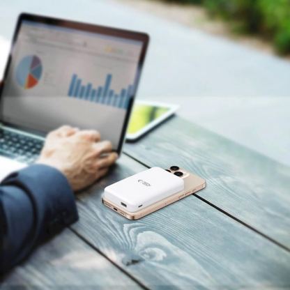 Tech-Protect LifeMag Qi2 Magnetic Wireless Charging Power Bank 10000 mAh 15W - преносима външна батерия с USB-C порт, USB-A изход и безжично зареждане с MagSafe (бял) 10