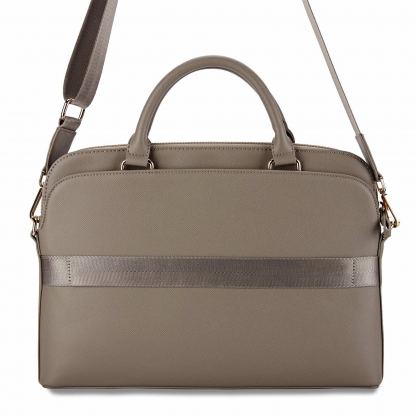 Guess PU Grained Triangle Logo Laptop Bag 16 - луксозна дизайнерска чанта с дръжки и презрамка за преносими компютри до 16 инча (кафяв) 3