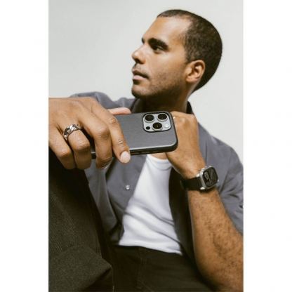 Nomad Modern Horween Leather MagSafe Case - кожен (естествена кожа) кейс с MagSafe за iPhone 16 Pro (черен) 10