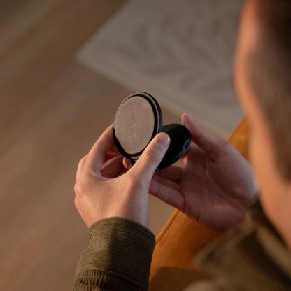 Satechi OntheGo 2-in-1 Qi2 Magnetic Wireless Charging Pad 15W - двойна поставка (пад) за безжично зареждане за iPhone с Magsafe и Apple Watch (бежов) 8