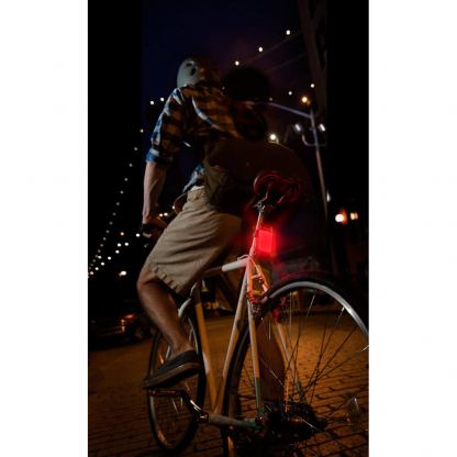 BioLite PowerLight Mini - външна батерия (1350 mAh) и фенер за дома, офиса, къмпинг, спорт и други (135 lm) (червен) 7
